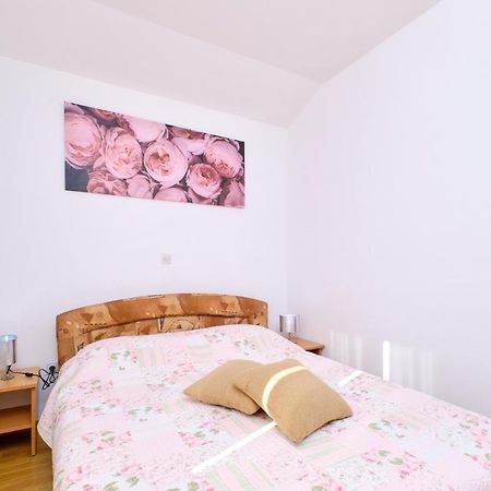Apartments Vanda マリ・ロシニュ エクステリア 写真